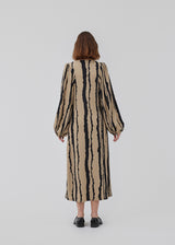 Printed midi dress with a v-neckline and long balloon sleeves with elastic. HarlandMD print dress has a loose silhouette. The model is 175 cm and wears a size S/36.
