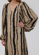 Printed midi dress with a v-neckline and long balloon sleeves with elastic. HarlandMD print dress has a loose silhouette. The model is 175 cm and wears a size S/36.