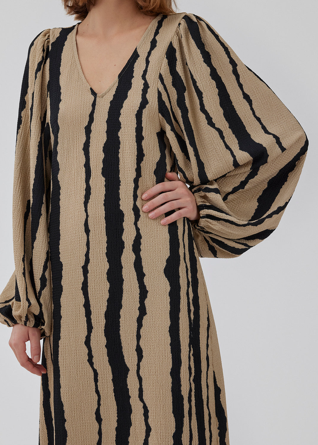 Printed midi dress with a v-neckline and long balloon sleeves with elastic. HarlandMD print dress has a loose silhouette. The model is 175 cm and wears a size S/36.