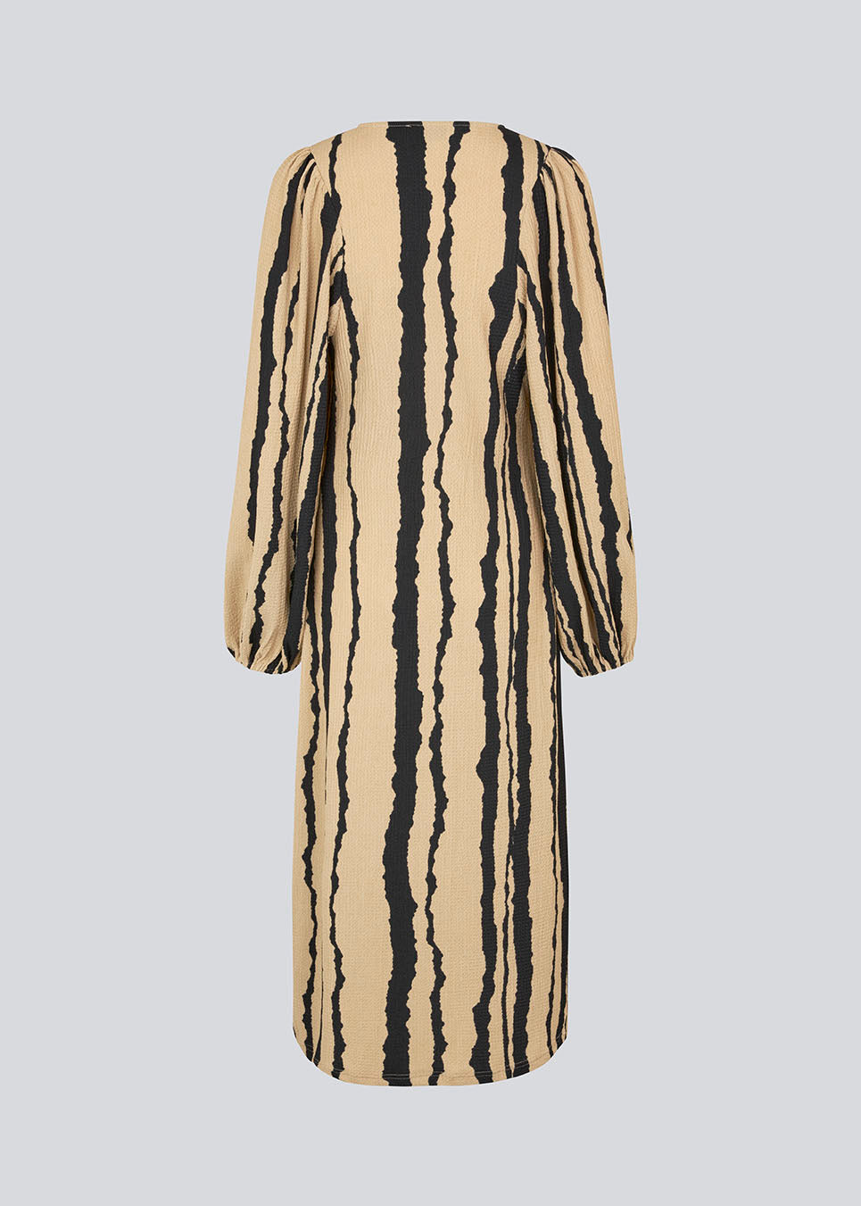Printed midi dress with a v-neckline and long balloon sleeves with elastic. HarlandMD print dress has a loose silhouette. The model is 175 cm and wears a size S/36.