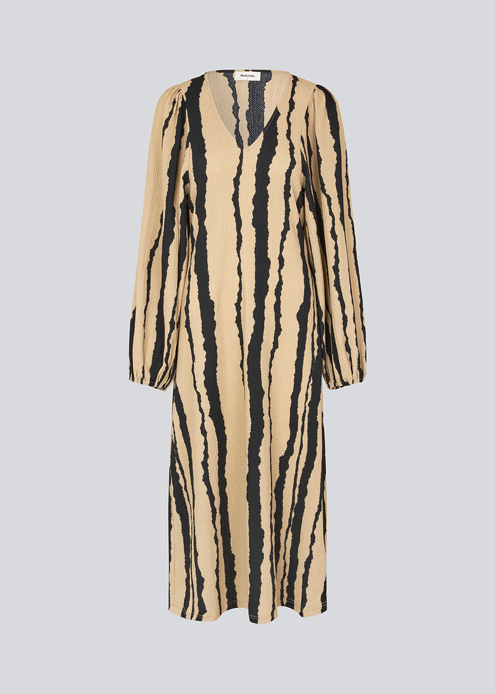 Printed midi dress with a v-neckline and long balloon sleeves with elastic. HarlandMD print dress has a loose silhouette. The model is 175 cm and wears a size S/36.