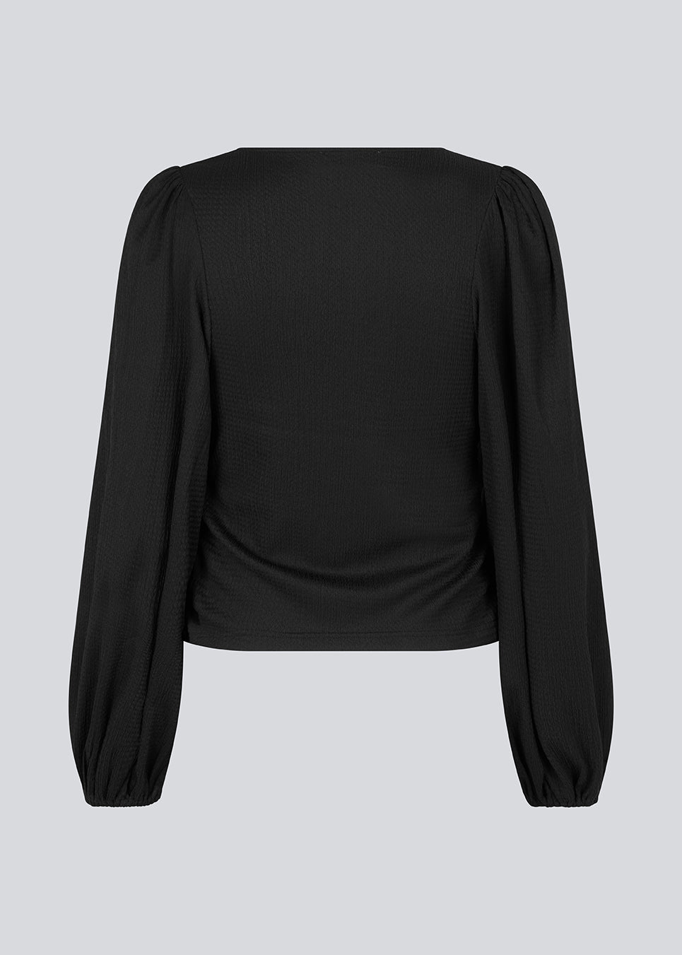HarlandMD top in black has a regular fit in a woven quality with a v-shaped neckline in front, and long balloon sleeves with elasticated cuff. The model is 175 cm and wears a size S/36.