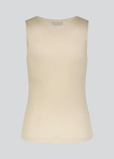 HarperMD top in summer sand has a figure-hugging fit in a thin, soft jersey with a high, round neck. Sleeveless. The model is 175 cm and wears a size S/36.