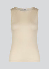 HarperMD top in summer sand has a figure-hugging fit in a thin, soft jersey with a high, round neck. Sleeveless. The model is 175 cm and wears a size S/36.