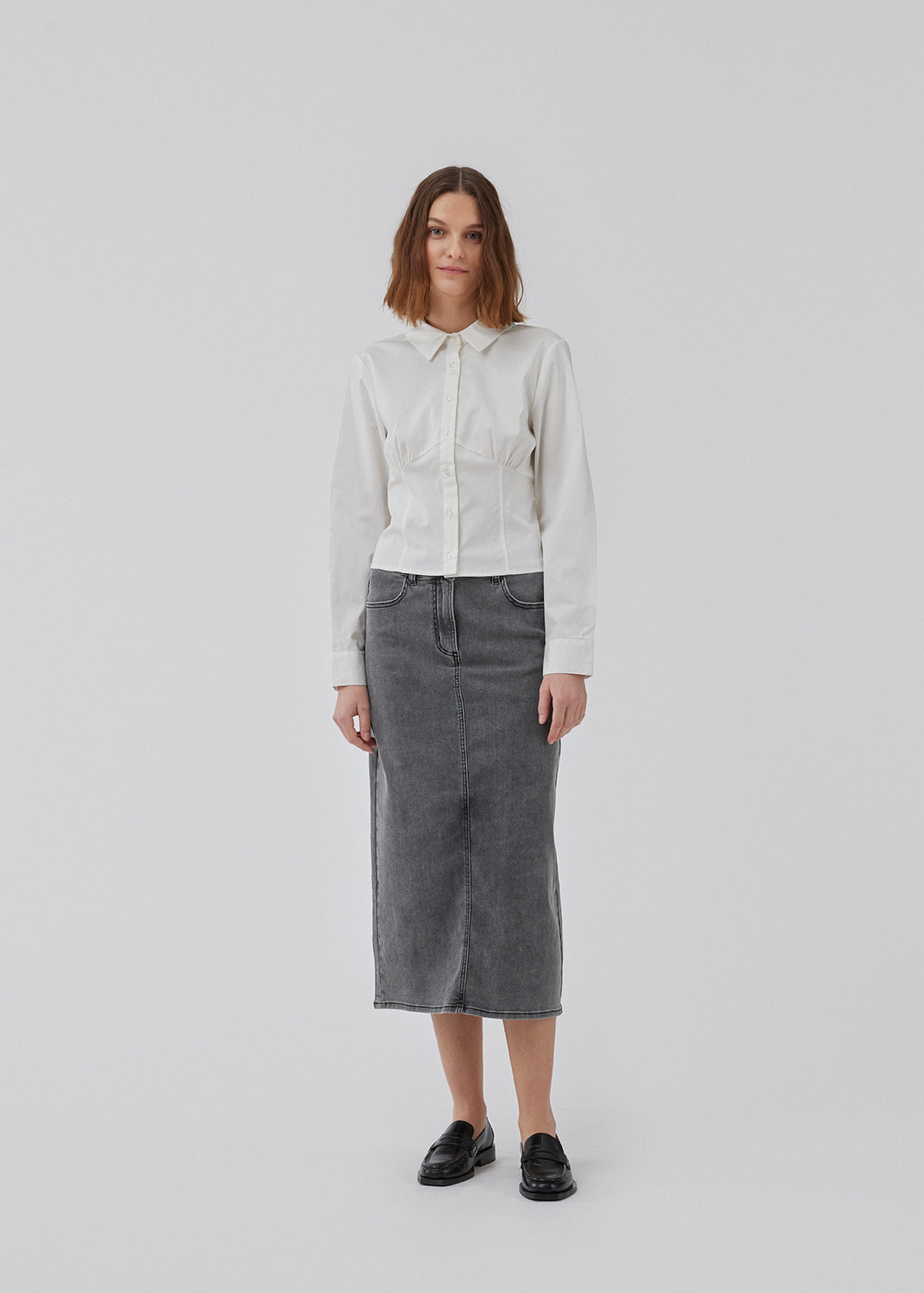 Form-fitting shirt in white in a woven cotton blend with collar, buttons in front, and long sleeves with cuff. HarrisonMD shirt has darts and a cutline below the chest for a corset-inspired look. The model is 175 cm and wears a size S/36.