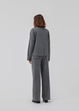 Light jacket in denim with stretch. HarveyMD jacket has a collar and lapel and is closed by tiebands in front. Long sleeves and two patch pockets in front. The model is 175 cm and wears a size S/36.