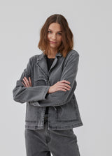 Light jacket in denim with stretch. HarveyMD jacket has a collar and lapel and is closed by tiebands in front. Long sleeves and two patch pockets in front. The model is 175 cm and wears a size S/36.