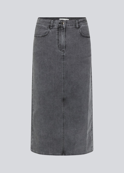 Midi skirt in cotton denim. HarveyMD skirt has a high waistline, zip fly with button closure, and a straight hem with a high slit in the back. The model is 175 cm and wears a size S/36.