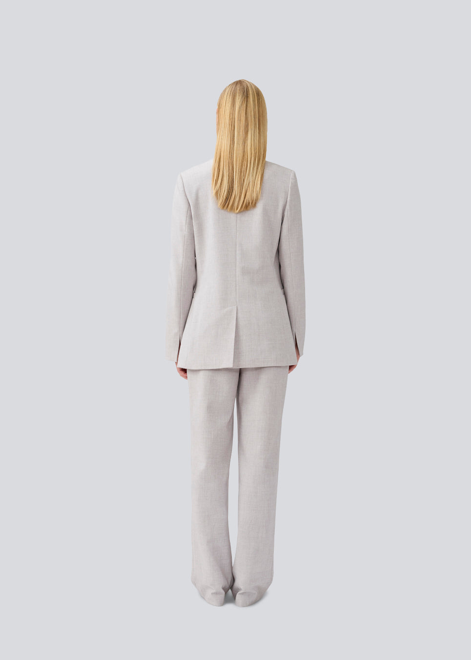 High-waisted pants in a woven quality with zip fly with hidden hook and bar closure. HeartMD pants has slanted side pockets and faux welt pockets in the back. Straight legs. The model is 175 cm and wears a size S/36.