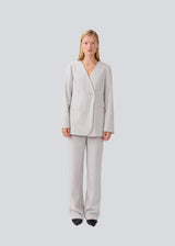 High-waisted pants in a woven quality with zip fly with hidden hook and bar closure. HeartMD pants has slanted side pockets and faux welt pockets in the back. Straight legs. The model is 175 cm and wears a size S/36.