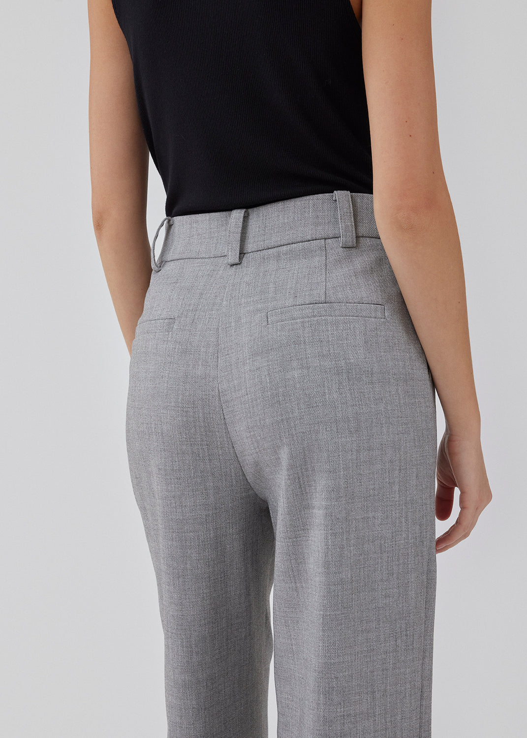 High-waisted pants in a woven quality with zip fly with hidden hook and bar closure. HeartMD pants has slanted side pockets and faux welt pockets in the back. Straight legs. The model is 175 cm and wears a size S/36.