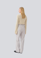 High-waisted pants in a woven quality with zip fly with hidden hook and bar closure. HeartMD pants has slanted side pockets and faux welt pockets in the back. Straight legs. The model is 175 cm and wears a size S/36.