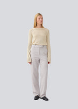 High-waisted pants in a woven quality with zip fly with hidden hook and bar closure. HeartMD pants has slanted side pockets and faux welt pockets in the back. Straight legs. The model is 175 cm and wears a size S/36.