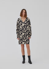 Short dress made from a light, woven quality with print, a deep v-neckline, and a casual fit. HeleneMD print dress has long balloon sleeves with dropped shoulders and cuff. The model is 175 cm and wears a size S/36.