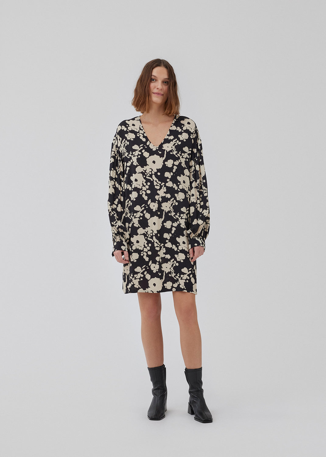 Short dress made from a light, woven quality with print, a deep v-neckline, and a casual fit. HeleneMD print dress has long balloon sleeves with dropped shoulders and cuff. The model is 175 cm and wears a size S/36.