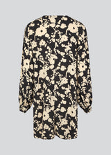 Short dress made from a light, woven quality with print, a deep v-neckline, and a casual fit. HeleneMD print dress has long balloon sleeves with dropped shoulders and cuff. The model is 175 cm and wears a size S/36.Short dress made from a light, woven quality with print, a deep v-neckline, and a casual fit. HeleneMD print dress has long balloon sleeves with dropped shoulders and cuff. The model is 175 cm and wears a size S/36.