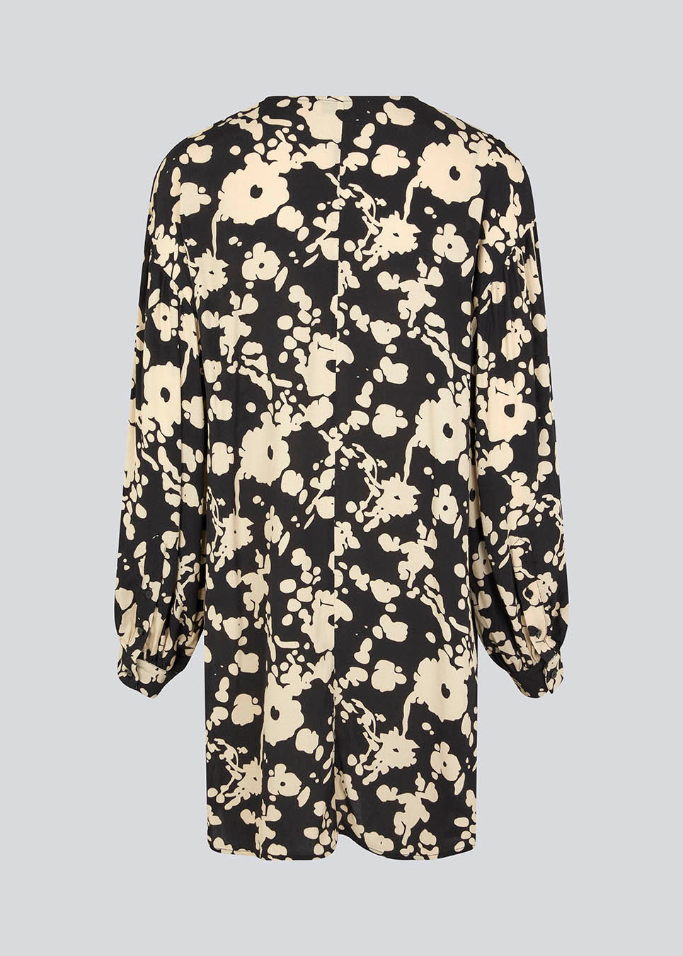 Short dress made from a light, woven quality with print, a deep v-neckline, and a casual fit. HeleneMD print dress has long balloon sleeves with dropped shoulders and cuff. The model is 175 cm and wears a size S/36.Short dress made from a light, woven quality with print, a deep v-neckline, and a casual fit. HeleneMD print dress has long balloon sleeves with dropped shoulders and cuff. The model is 175 cm and wears a size S/36.
