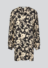 Short dress made from a light, woven quality with print, a deep v-neckline, and a casual fit. HeleneMD print dress has long balloon sleeves with dropped shoulders and cuff. The model is 175 cm and wears a size S/36.