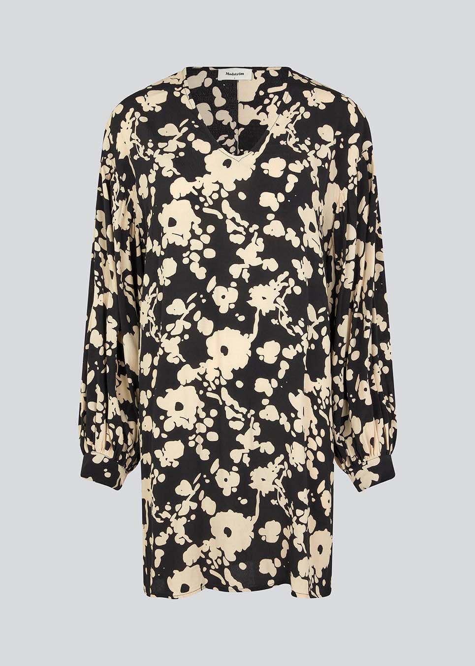 Short dress made from a light, woven quality with print, a deep v-neckline, and a casual fit. HeleneMD print dress has long balloon sleeves with dropped shoulders and cuff. The model is 175 cm and wears a size S/36.