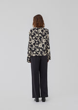 Shirt with a boxy fit in a printed viscose quality. HeleneMD print shirt has a classic collar, button closure in front and 3/4 length sleeves. The model is 175 cm and wears a size S/36.