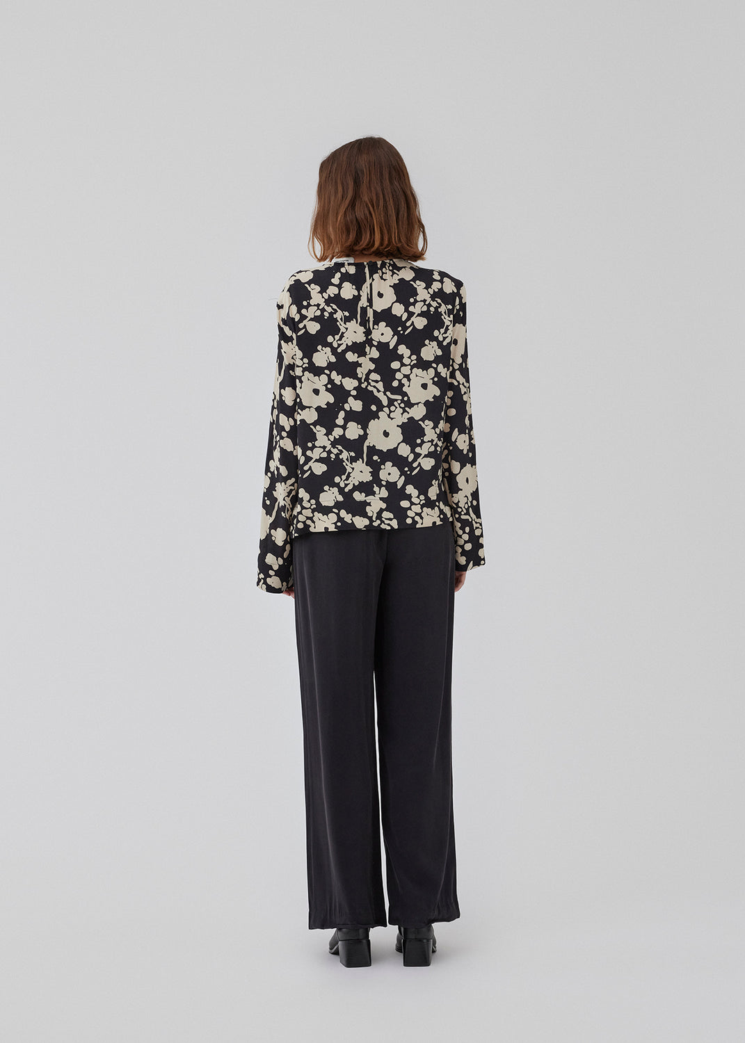 Shirt with a boxy fit in a printed viscose quality. HeleneMD print shirt has a classic collar, button closure in front and 3/4 length sleeves. The model is 175 cm and wears a size S/36.
