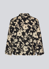 Shirt with a boxy fit in a printed viscose quality. HeleneMD print shirt has a classic collar, button closure in front and 3/4 length sleeves. The model is 175 cm and wears a size S/36.