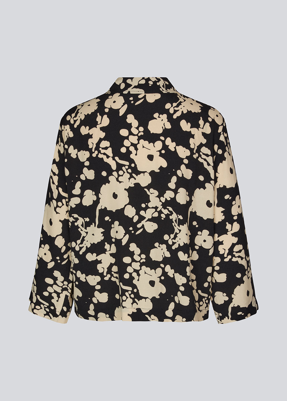 Shirt with a boxy fit in a printed viscose quality. HeleneMD print shirt has a classic collar, button closure in front and 3/4 length sleeves. The model is 175 cm and wears a size S/36.