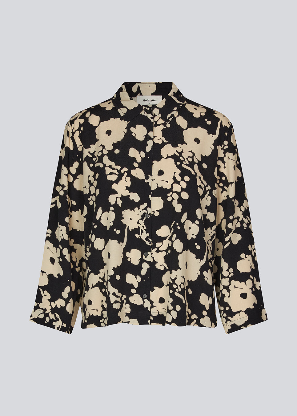 Shirt with a boxy fit in a printed viscose quality. HeleneMD print shirt has a classic collar, button closure in front and 3/4 length sleeves. The model is 175 cm and wears a size S/36.