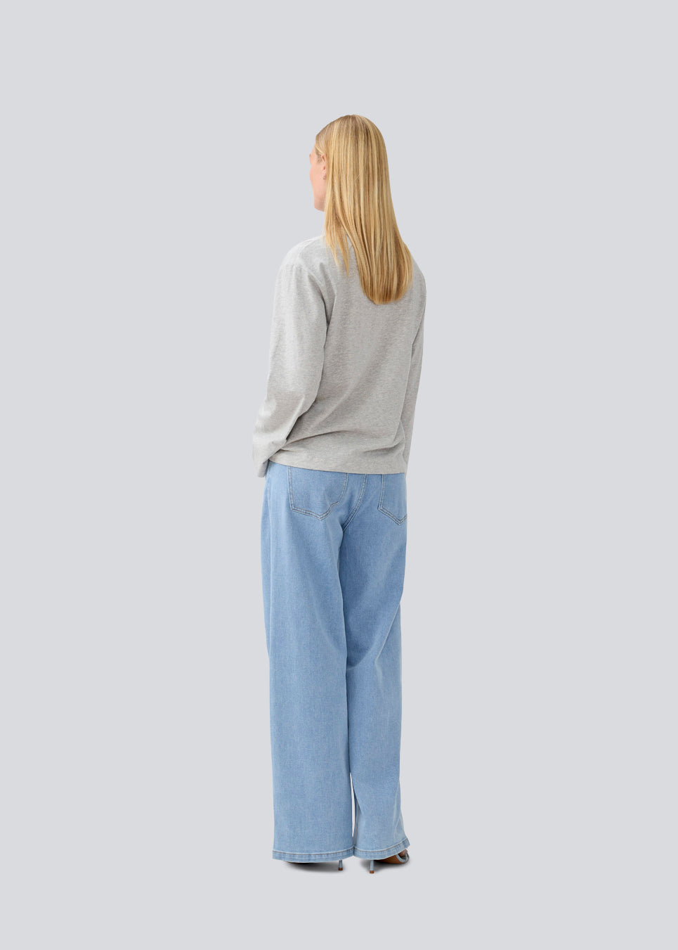 Long-sleeved t-shirt in cotton jersey. HellenMD LS t-shirt has a casual fit with wide sleeves and a round neck.
Material:
100% Organic Cotton