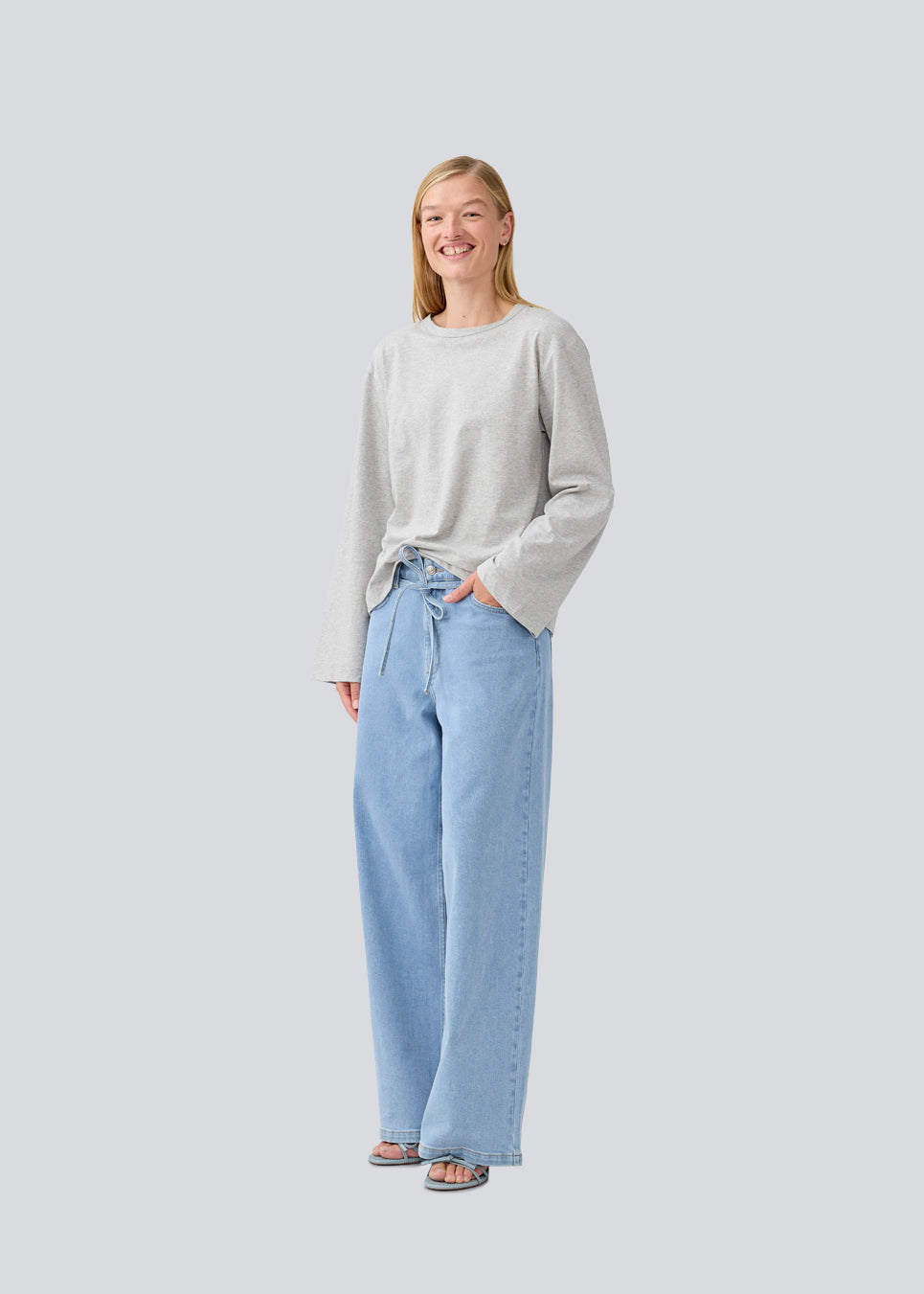 Long-sleeved t-shirt in cotton jersey. HellenMD LS t-shirt has a casual fit with wide sleeves and a round neck.
Material:
100% Organic Cotton