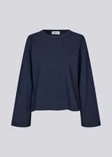 Long-sleeved t-shirt in cotton jersey. HellenMD LS t-shirt has a casual fit with wide sleeves and a round neck. The model is 175 cm and wears a size S/36.