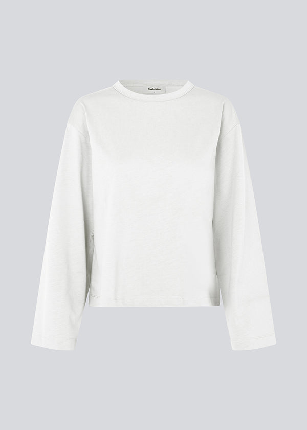 Long-sleeved t-shirt in white in cotton jersey. HellenMD LS t-shirt has a casual fit with wide sleeves and a round neck. The model is 175 cm and wears a size S/36.