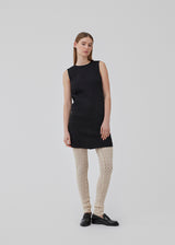 Tights with a snug silhouette in a transparent, patterned quality. HendrickMD tights has a high, elasticated waist. The model is 175 cm and wears a size S/36.