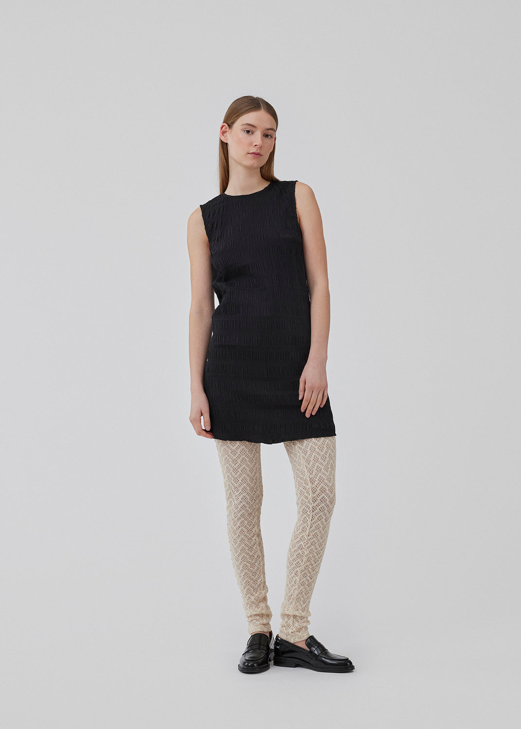 Tights with a snug silhouette in a transparent, patterned quality. HendrickMD tights has a high, elasticated waist. The model is 175 cm and wears a size S/36.