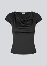 Fitted black T-shirt with draping. The Himamd Drapy T-shirt is made from 95% recycled polyester and features an elastic fit. The sophisticated draping adds a feminine and modern twist, perfect for both everyday and evening looks. 