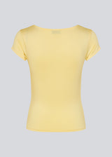 Fitted yellow T-shirt with draping. The Himamd Drapy T-shirt is made from 95% recycled polyester and features an elastic fit. The sophisticated draping adds a feminine and modern twist, perfect for both everyday and evening looks. 
