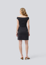 Off-shoulder dress in an elastic material. HimaMD off-shoulder dress is fitted and has gatherings on the straps.