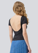 Black t-shirt with a deep back and short sleeves in an elastic material. HimaMD t-shirt is fitted and has a deep back neckline. The model is 175 and wears a size S/36.