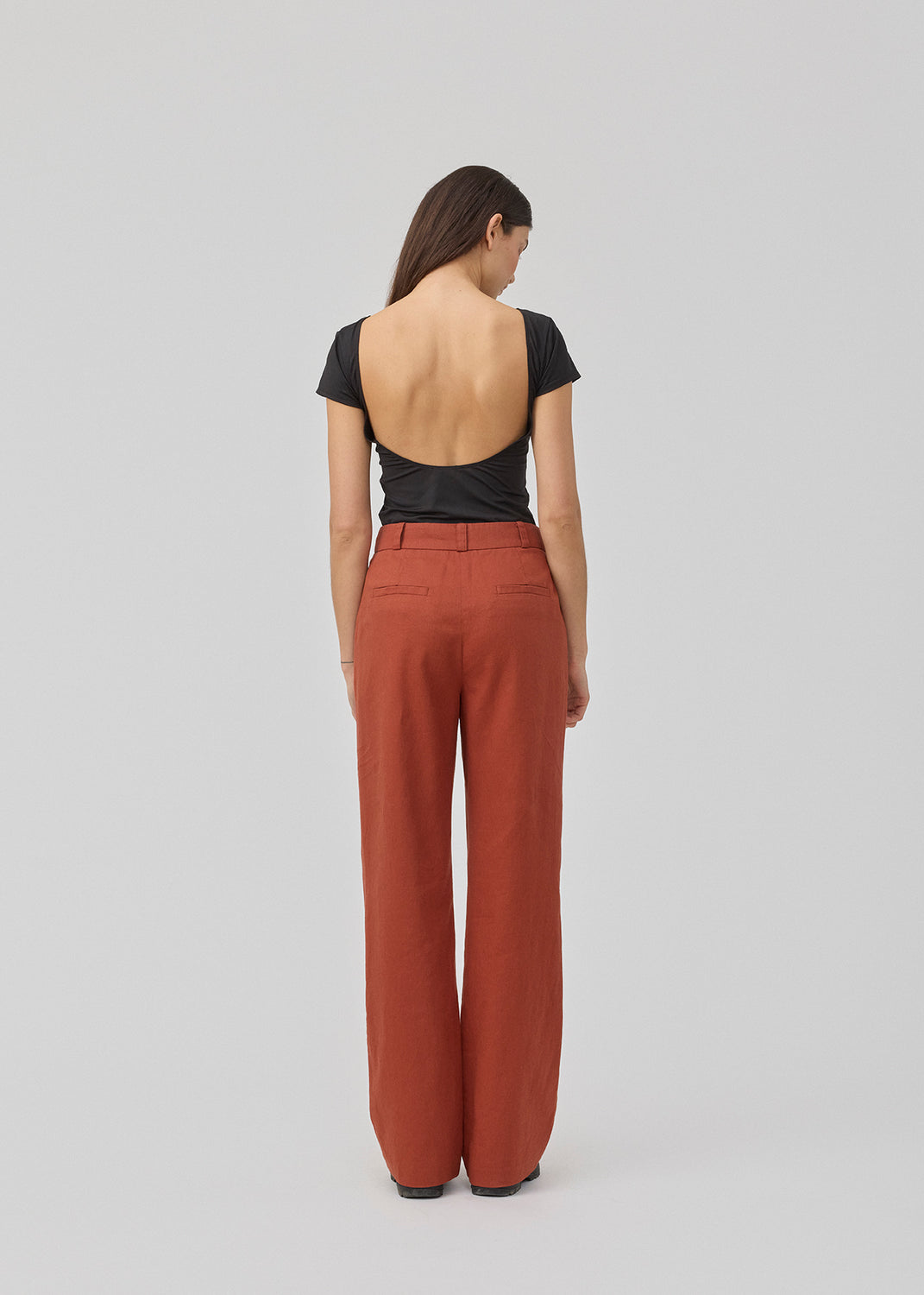 Black t-shirt with a deep back and short sleeves in an elastic material. HimaMD t-shirt is fitted and has a deep back neckline. The model is 175 and wears a size S/36.
