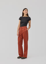 Black t-shirt with a deep back and short sleeves in an elastic material. HimaMD t-shirt is fitted and has a deep back neckline. The model is 175 and wears a size S/36.