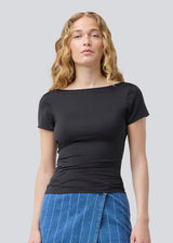 Black t-shirt with a deep back and short sleeves in an elastic material. HimaMD t-shirt is fitted and has a deep back neckline. The model is 175 and wears a size S/36.