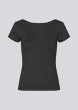 Black t-shirt with a deep back and short sleeves in an elastic material. HimaMD t-shirt is fitted and has a deep back neckline. The model is 175 and wears a size S/36.