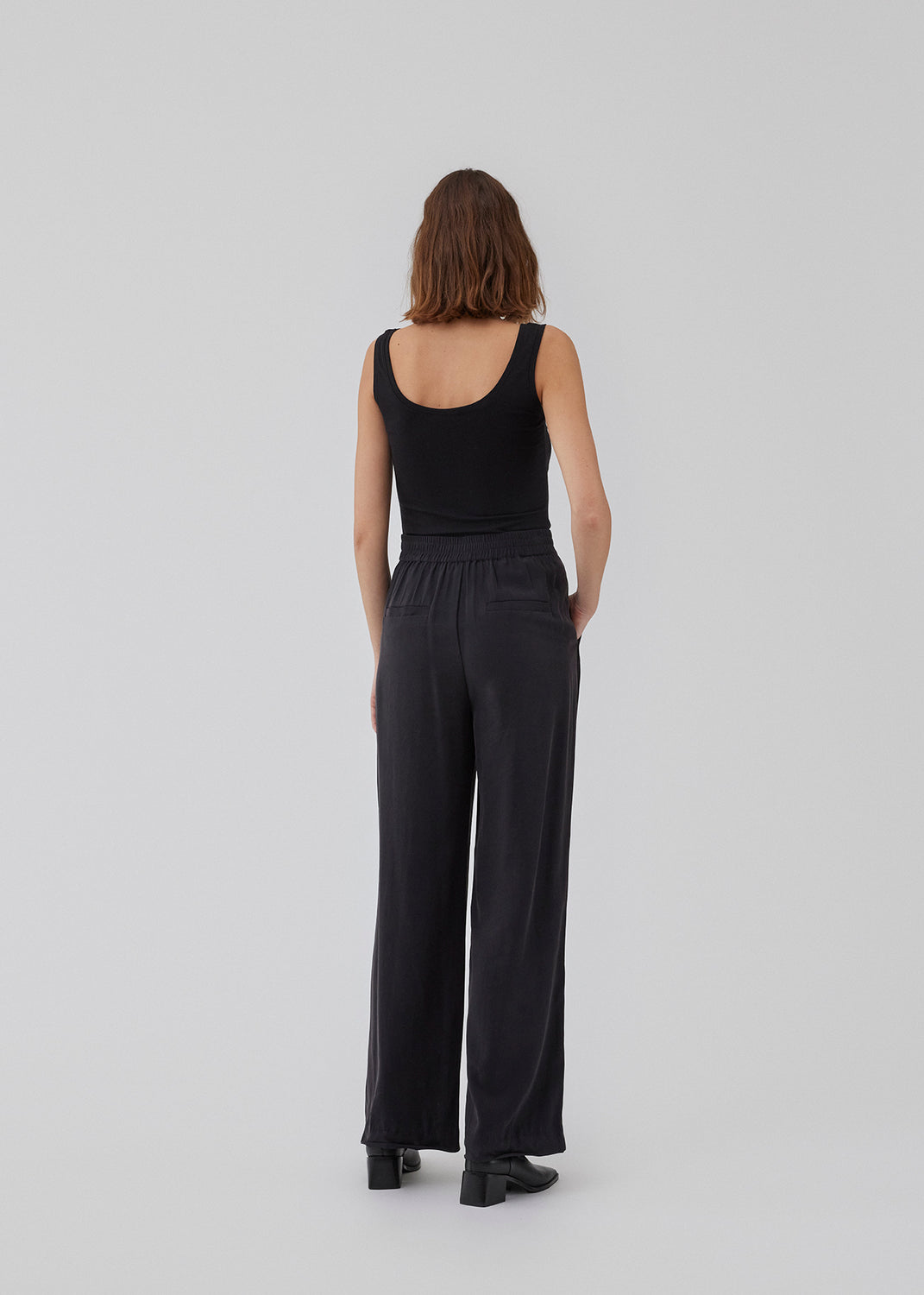 Black top with wide straps and stretch in recycled quality. HimaMD top has tight-fitted silhouette with chest reinforcement.