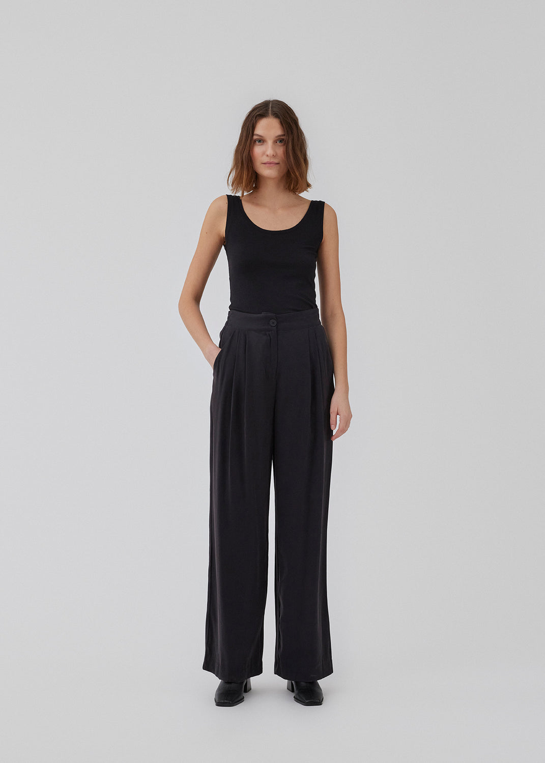 Black top with wide straps and stretch in recycled quality. HimaMD top has tight-fitted silhouette with chest reinforcement.