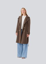 Beautiful jacket with a classic look and wide revers, belted waist and button closure. Hiro jacket is the perfect transition jacket.