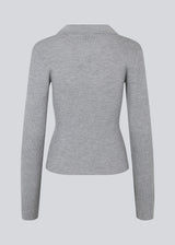 Fitted cardigan in grey melange made from a soft, rib-knitted wool. HirokiMD cardigan has a collar, buttons in front, and long sleeves with slit and buttons. The model is 175 cm and wears a size S/36.