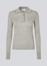 Fitted grey polo made in a soft wool. HirokiMD polo has long, shirtcollar and buttonclosure.