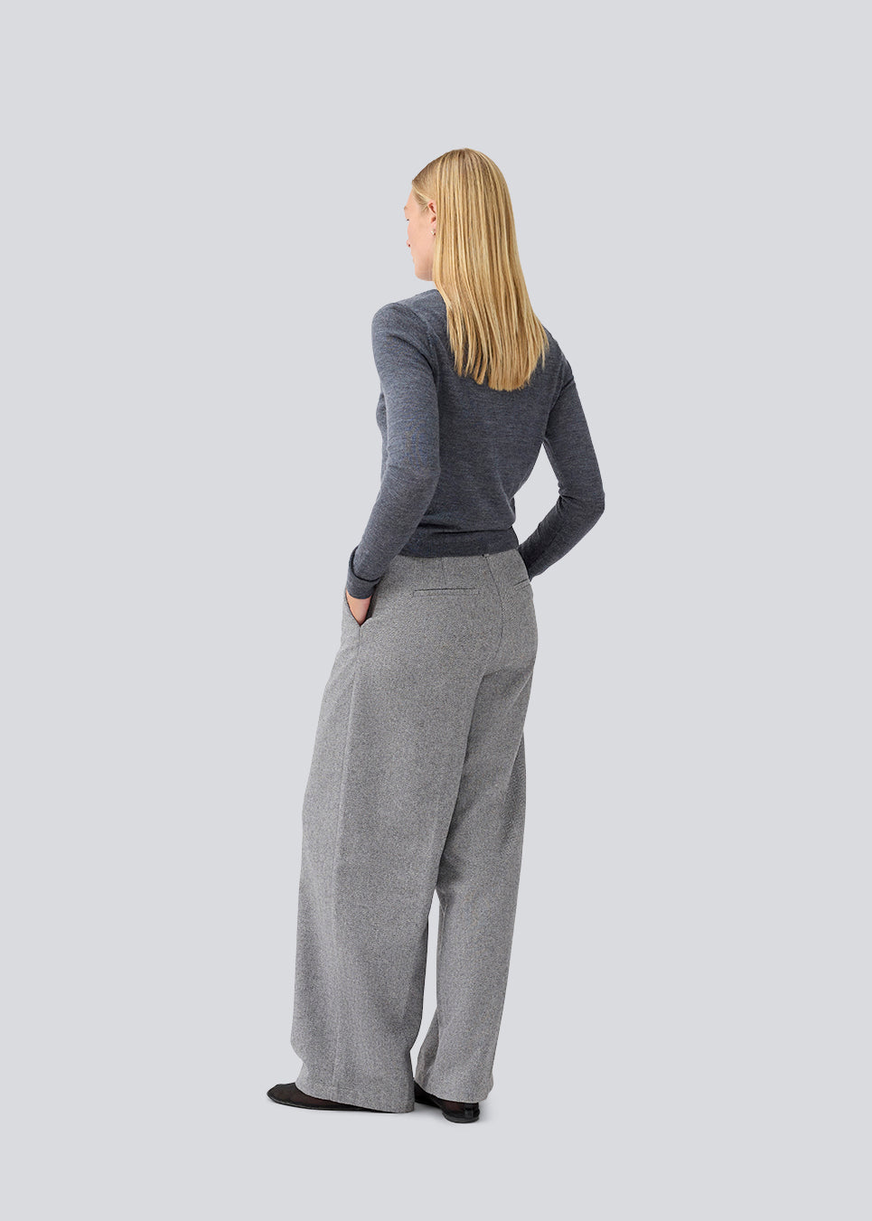 Fitted grey cardigan in soft knit. HirokiMD short cardigan has a round neck and a button closure in front. The model is 177 cm and wears a size S/36.