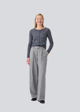 Fitted grey cardigan in soft knit. HirokiMD short cardigan has a round neck and a button closure in front. The model is 177 cm and wears a size S/36.