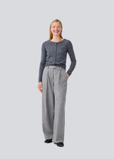 Fitted grey cardigan in soft knit. HirokiMD short cardigan has a round neck and a button closure in front. The model is 177 cm and wears a size S/36.